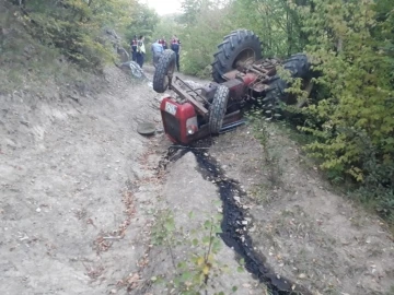 Devrilen traktörün altında kalan yaşlı adam hayatını kaybetti
