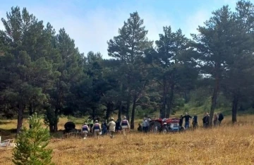 Devrilen traktörün altında kalarak hayatını kaybetti
