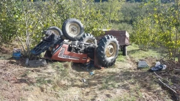 Devrilen traktörün sürücüsü yaralandı
