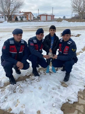 Devriye gezen jandarmayı durdurup depremzedeler için kumbarasındaki parasını verdi
