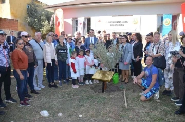 Didim’de 74 ülke vatandaşı kendi ülkelerinin isimlerini koyduğu ağaçları toprakla buluşturdu
