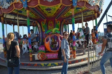 Didimli öğrenciler lunaparkta eğlendi
