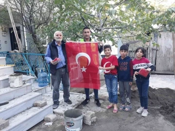 Dilovası’nda 16 bin haneye Türk bayrağı dağıtıldı
