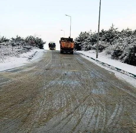 Dilovası’nda yollar buza karşı tuzlanıyor
