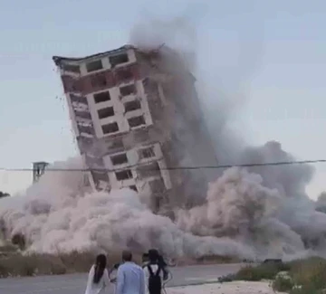Dinamitle patlatılarak aynı anda yıkılan 16 katlı 2 binadan geriye enkaz kaldı
