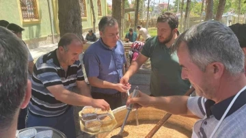 Dinar’da vatandaşlara aşure ikramı
