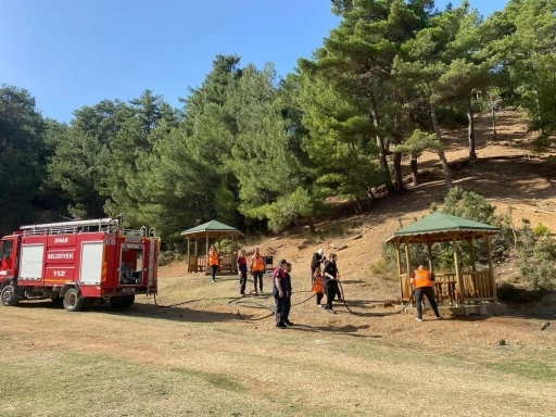 Dinar’daki ormanlık alanlarda çöpler temizlendi
