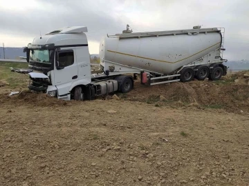 Direksiyon hakimiyeti kaybedilen tır yoldan çıktı
