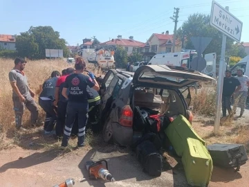 Direksiyon hakimiyetini kaybeden araç yoldan çıktı; 4 yaralı
