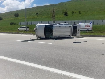 Direksiyon hakimiyetini kaybeden otomobil takla attı
