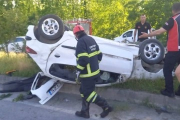 Direksiyon hakimiyetini kaybetti, refüje çıkarak takla attı: 3 yaralı