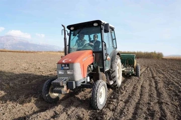 Direksiyona geçen Başkan Vural, ata tohumlarını toprakla buluşturdu
