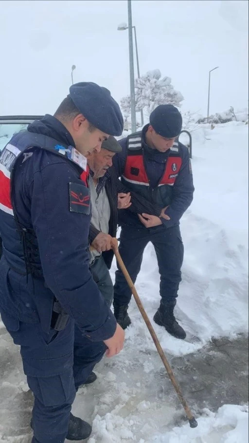 Diyaliz hastasının imdadına jandarma yetişti
