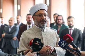 Diyanet İşleri Başkanı Erbaş deprem bölgesindeki sanatkarların eserlerinden oluşan sergiyi açtı
