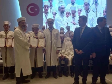 Diyanet İşleri Başkanı Erbaş: “Sizin vazifeniz Kur’an-ı, hayat rehberi olduğunu bütün insanlığa tanıtmak”
