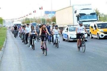 Diyarbakır’da 100 bisikletçi  hareketli yaşamak için pedal çevirdi
