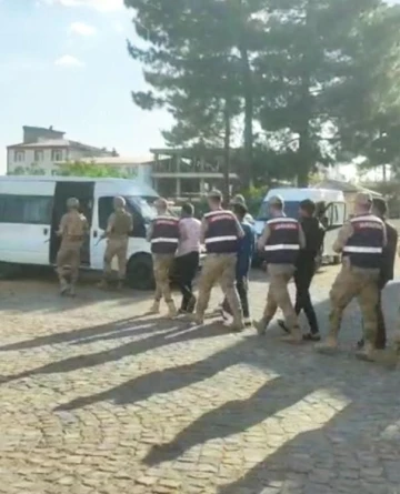 Diyarbakır’da 28 düzensiz göçmen sınır dışı edildi
