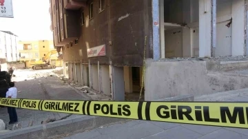 Diyarbakır’da ağır hasarlı binada insan olduğu ihbarı üzerine yıkım durduruldu
