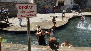 Diyarbakır’da asfalt buharlaştı, çocuklar süs havuzlarına koştu
