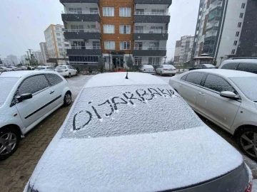 Diyarbakır’da beklenen kar, şehir beyaza büründü
