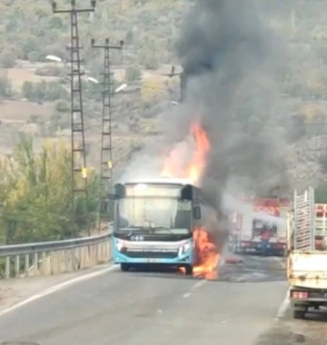 Diyarbakır’da belediye otobüsü seyir halinde cayır cayır yandı
