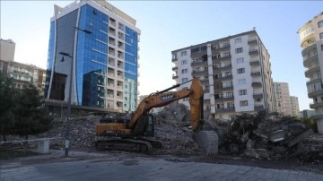 Diyarbakır'da depremde ağır hasar gören bina yıkım esnasında çöktü