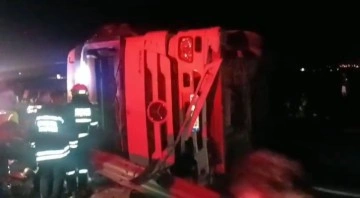 Diyarbakır’da devrilen tırın sürücüsü yaralandı