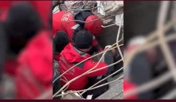 Diyarbakır’da enkaz altındaki biri çocuk 3 kişi jandarma ekiplerince kurtarıldı

