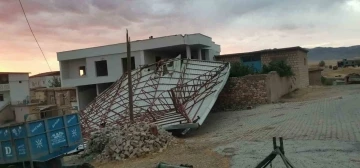 Diyarbakır’da fırtınada caminin çatısı uçtu
