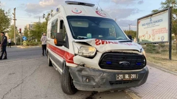 Diyarbakır’da hasta taşıyan ambulans kazaya karıştı: 1 yaralı
