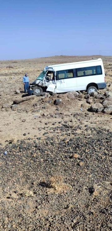 Diyarbakır’da minibüs yol kenarına yuvarlandı: 2 yaralı
