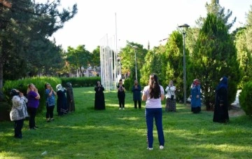 Diyarbakır’da parklarda eğitmenler eşliğinde ’Sabah sporları’ yapılıyor