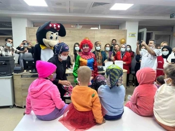 Diyarbakır’da sağlık çalışanları lösemili çocuklar için parti düzenledi
