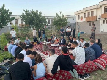 Diyarbakır’da Sezai Karakoç hatırasına gençler kitaplarıyla bir araya geldi