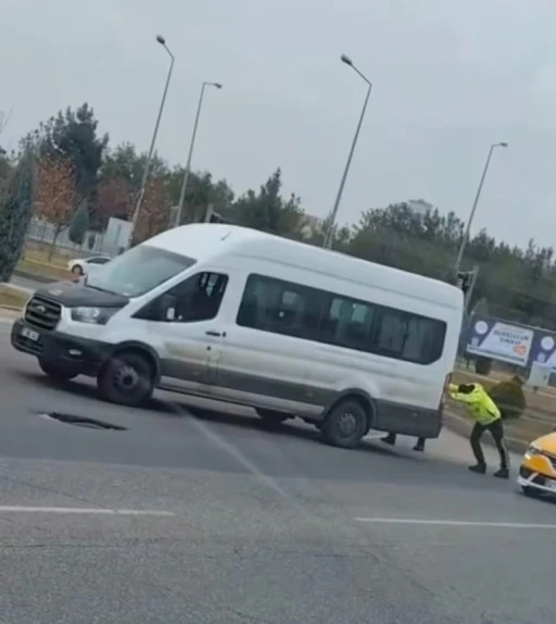 Diyarbakır’da yolda kalan sürücünün aracını trafik polisi iterek yardım etti
