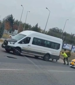 Diyarbakır’da yolda kalan sürücünün aracını trafik polisi iterek yardım etti