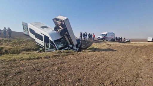 Diyarbakır’da zincirleme kaza; 15'i öğretmen, 17 yaralı