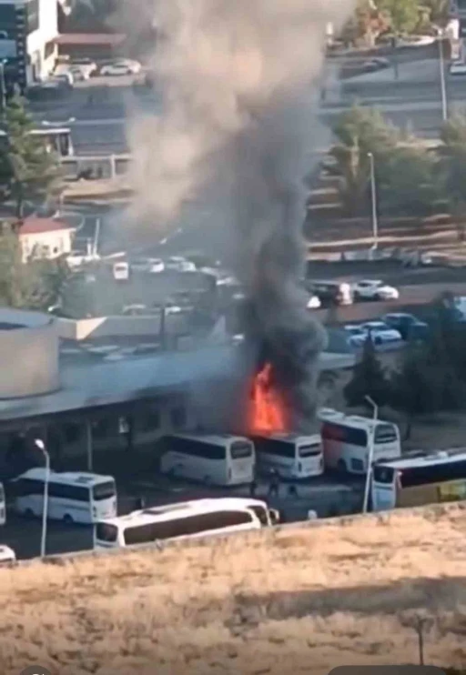 Diyarbakır Otogarı’nda park halindeki otobüs alevlere teslim oldu
