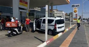 Diyarbakır’da çarpışan otomobillerden biri petrol istasyonuna daldı: 1’i çocuk 5 yaralı