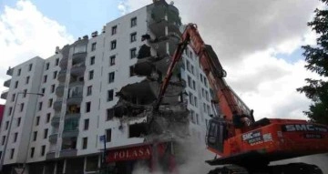 Diyarbakır’da depremde 6-7 kolonu patlayan binanın yıkımına başlandı