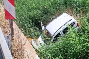 Diyarbakır'da hafif ticari araç yol kenarına savruldu: 1 yaralı