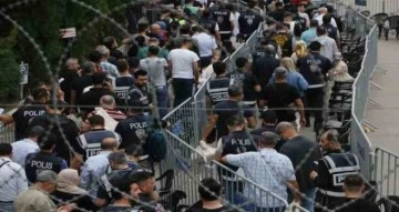 Diyarbakır’da İl Seçim Kurulu önünde metrelerce kuyruk oluştu