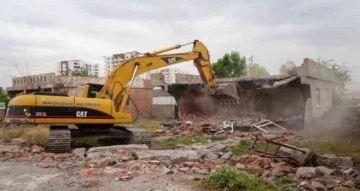 Diyarbakır’da kamulaştırılan iki yapının yıkımı yapıldı