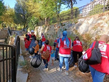 Doğa dostu kadınlar, çevre temizliği yaptı
