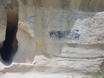 Doğa harikası Gomeda Vadisi'ne sprey boyayla yazı yazdılar