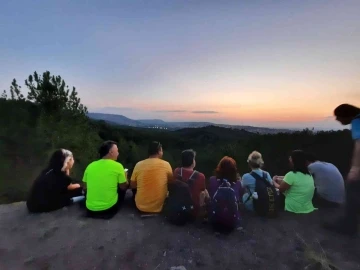 Doğa sporcularından 10 kilometrelik gece yürüyüşü
