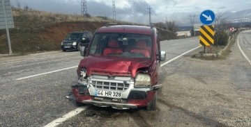 Doğanşehir'de İki Araç Çarpıştı: 1 Yaralı