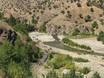 Doğaseverlerin rotası olan Sason Han Deresi kanyonu ziyaretçilerini büyüledi
