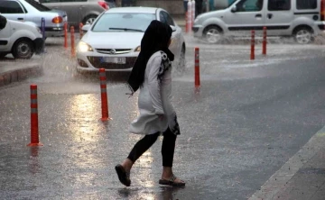 Doğu Anadolu’da gök gürültülü sağanak yağış
