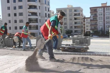 Doğukent’te yeni yollar kilitli parkeyle döşeniyor
